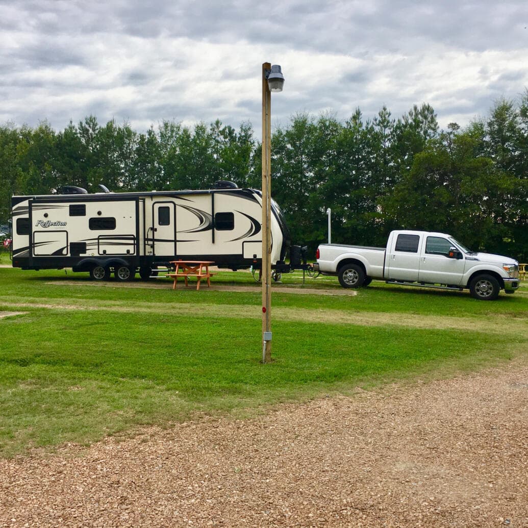 Campsite with full hookup and picnic table